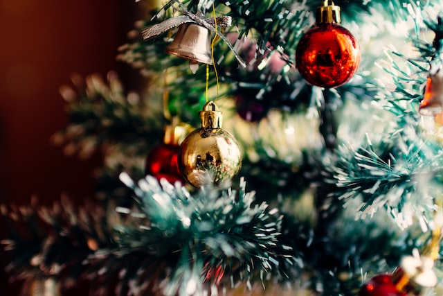 Sapin décoré avec des boules de Noël